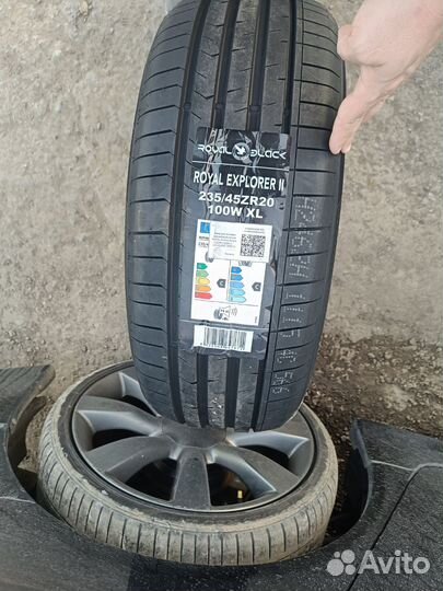 Royal Black Royal Explorer II 235/45 R20