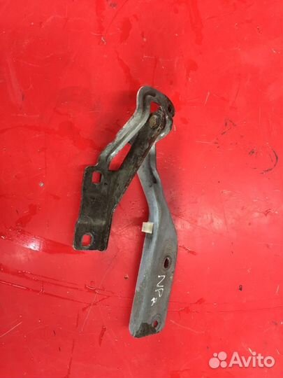 Петля капота правая Nissan Primera P12