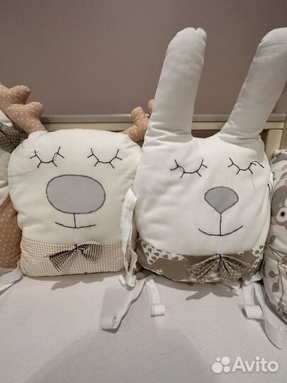 Кровать с декоративными подушками