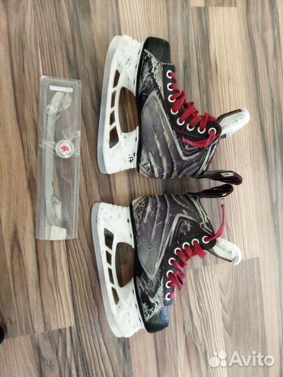 Хоккейные коньки бауэр X60 с запасными лезвиями
