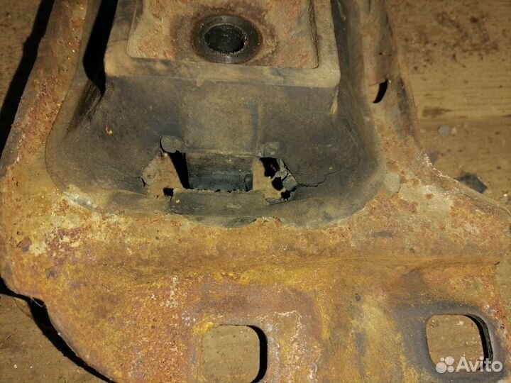 Опора двигателя мазда 3 левая