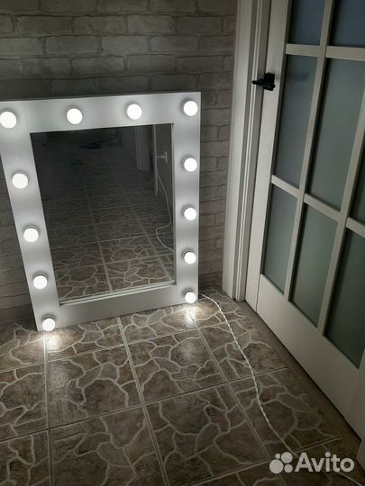 Гримерное зеркало с лампочками