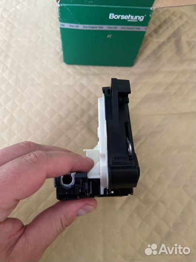 Замок двери задней правой skoda yeti