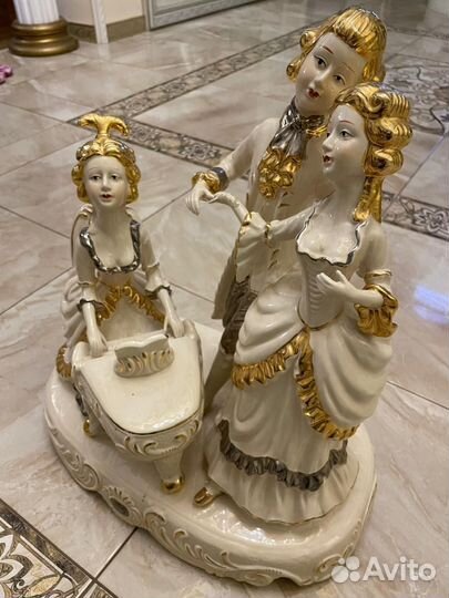 Статуэтка фарфоровая