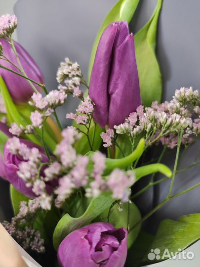 Букет 5 фиолетовых тюльпанов с лимониумом - Корпор