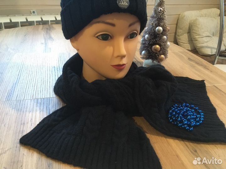 Пакетом шапка Адидас и шарф