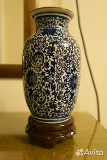 Ваза китайская расписная на деревянной подставке