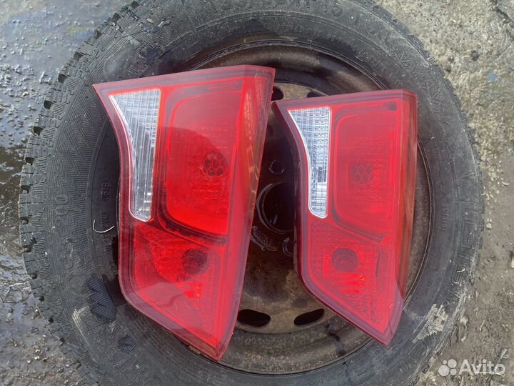 Киа Рио задний правый фонарь в крышку багажника