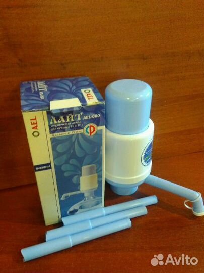 Механическая помпа для подачи воды с бутылки