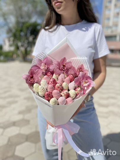 Сладкий букет из клубники в шоколаде с цветами