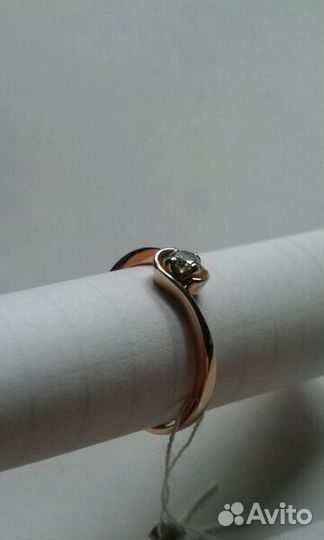 Золотое кольцо с бриллиантом