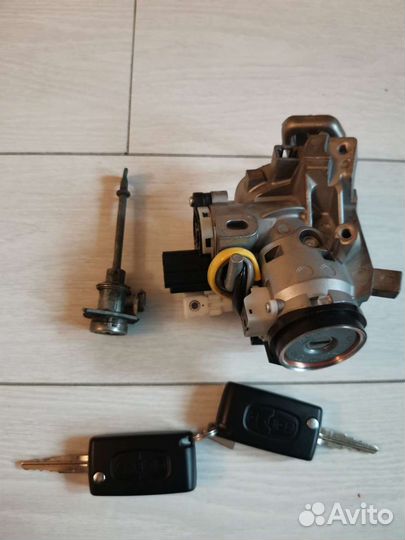 Замок зажигания с ключами Outlander 3