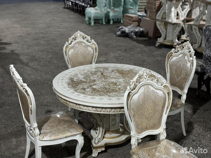 Стол и стулья