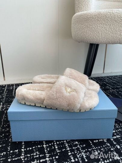 Меховые тапочки prada