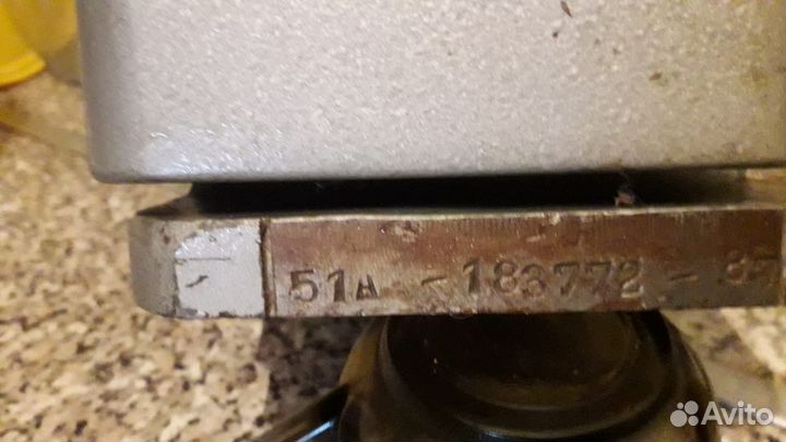 Промышленный оверлог и швейная машинка