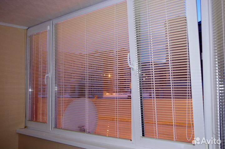 Жалюзи на пластиковое окно