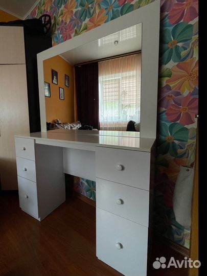 Стол для макияжа с зеркалом