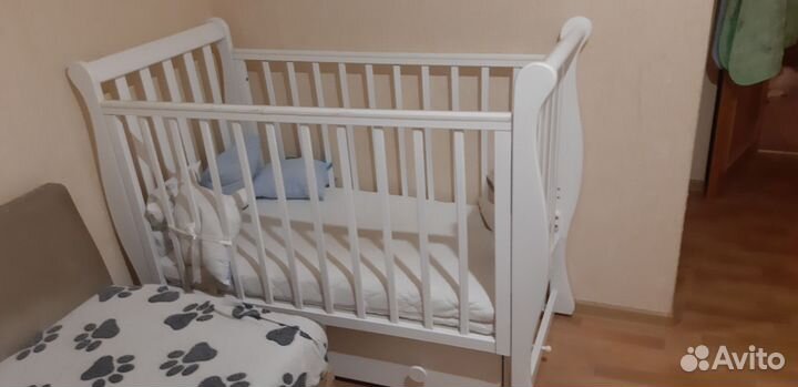 Детская кроватка с маятником и ящиком