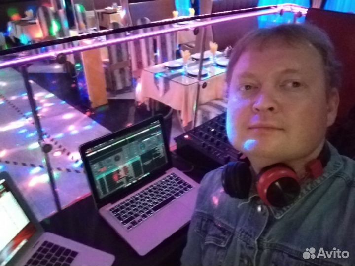 Диджей с оборудованием