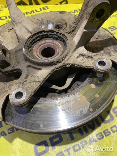 Передний левый поворотный кулак Honda Civic 4D