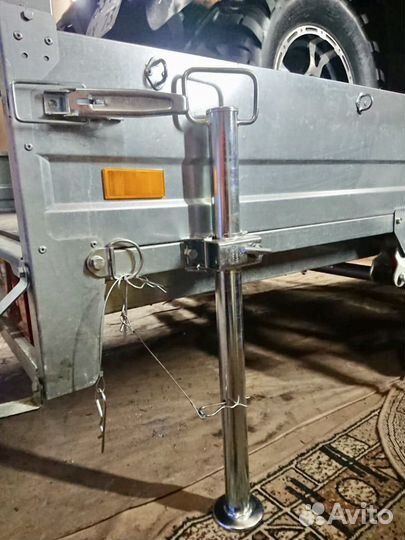 Опорная стойка с хомутом легкового прицепа