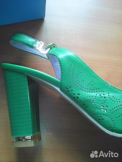 Продаются босоножки