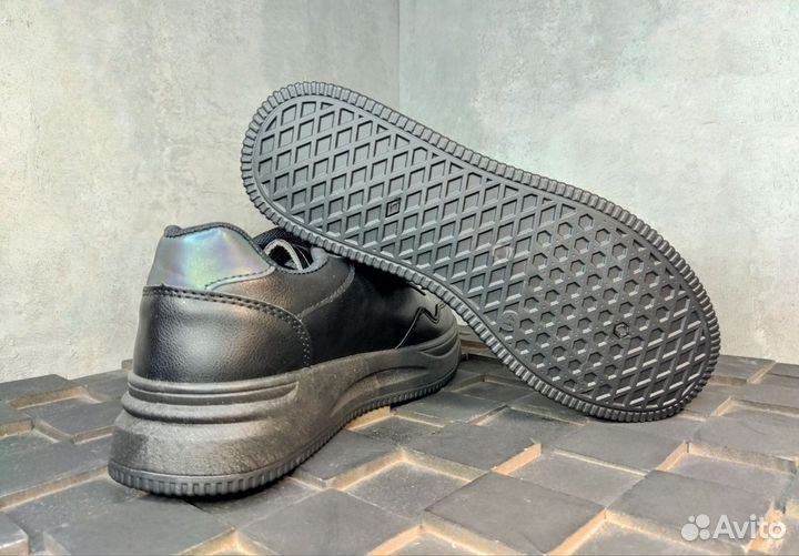 Кроссовки черные