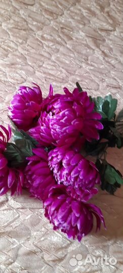 Продавец искусственных цветов