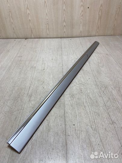 Молдинг двери передний правый Mercedes Benz E320