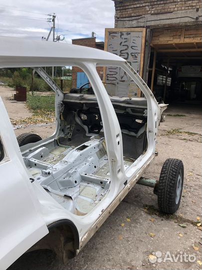 Центральная стойка правая skoda yeti 1.2 DSG