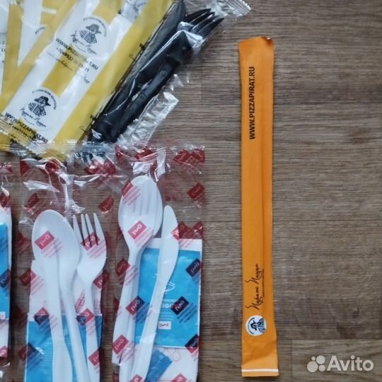 Одноразовые столовые приборы, трубочки и салфетки