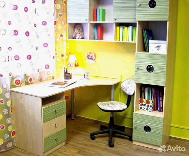 Рабочая зона в углу у окна