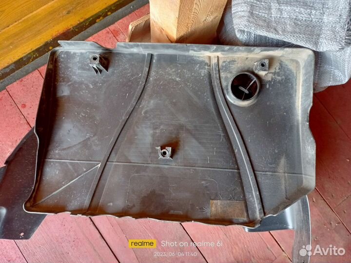 Пластиковая крышка двигателя