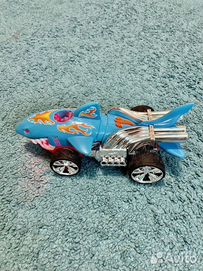 Машинка акула hot wheels хотвилс