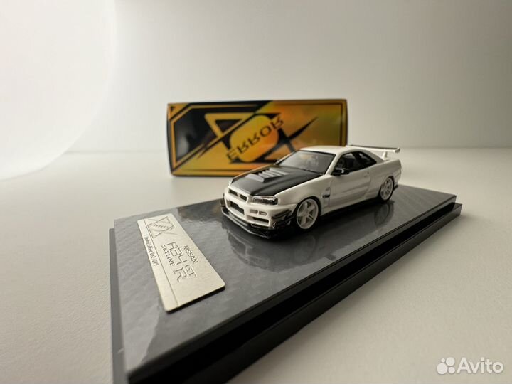 Коллекционная модель 1:64 Nissan Skyline R34