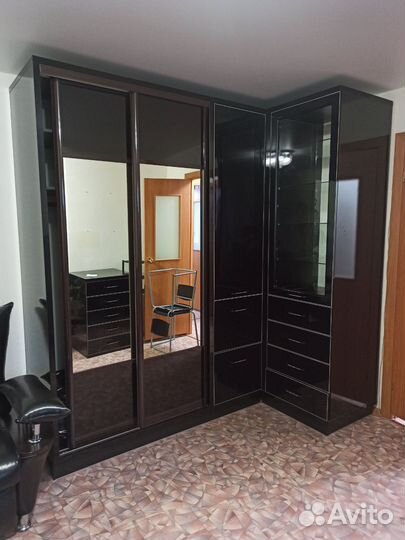 Угловой шкаф с зеркалом