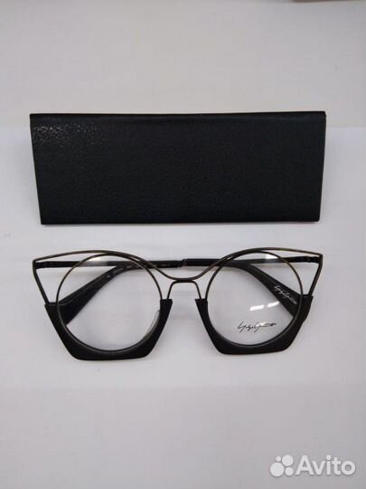 Мастер по изготовлению очков