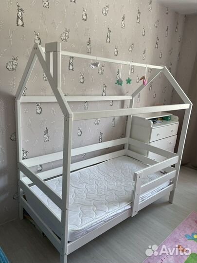 Детская кровать- домик+ матрац + наматрасник