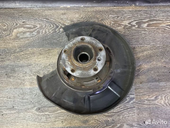 Кулак задний левый Bmw E90