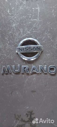 Эмблема крышки багажника на Nissan Murano