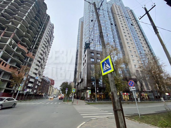 Помещение с витражами в новом ЖК