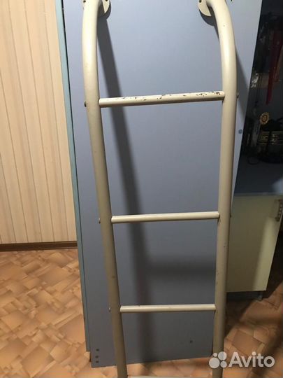 Кровать-чердак со столом и шкафом