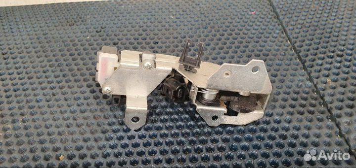 Замок багажника Volkswagen Touareg 7L