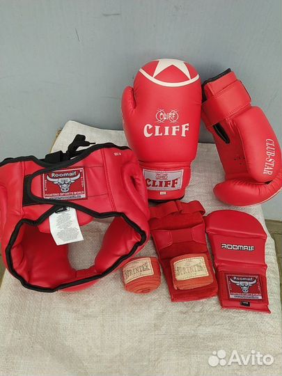 Шлем и боксёрские перчатки