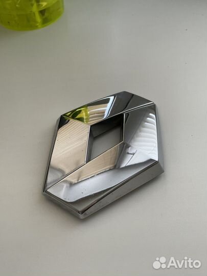 Шильдик Renault