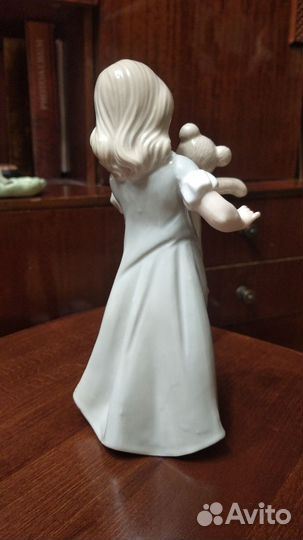 Фарфоровая статуэтка Девочка с мишкой