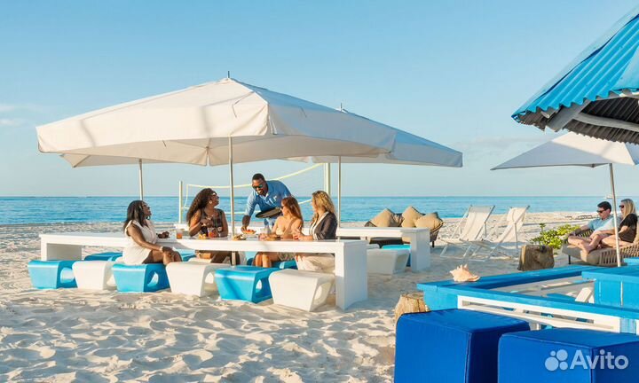 Пляжный зонт на центральной опоре для кафе