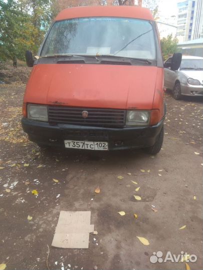 Водитель со своим грузовым авто