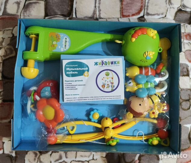 Мобиль на кроватку жирафики