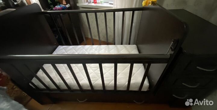 Детская кроватка с маятником